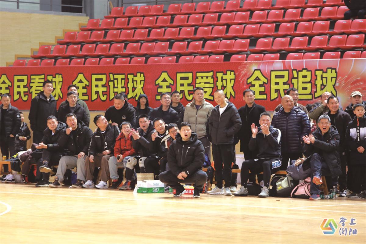 球場邊,，市民不停地吶喊助威，為參賽隊(duì)伍加油鼓勁,。有的市民還帶著孩子前來觀看比賽,。