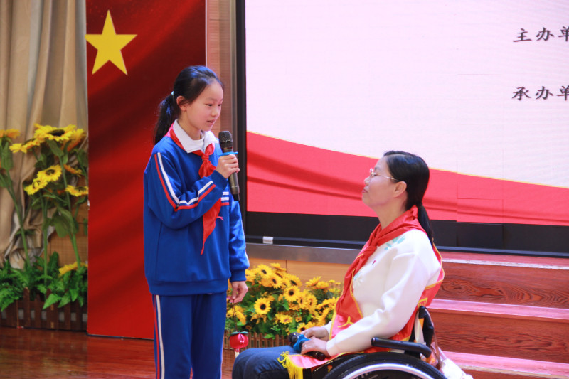 “中國好人”,、美人魚公益理事長肖卓作走進(jìn)校園講述自己的成長故事。