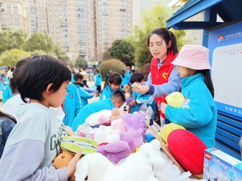 在楓樹山大橋小學(xué)舉行的雨花區(qū)2024年“德潤雨花志愿紅”學(xué)雷鋒志愿服務(wù)愛心集市,。均為長沙晚報通訊員 姚思遠(yuǎn) 攝