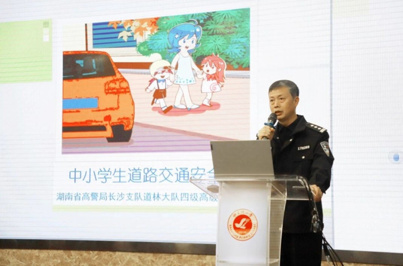 湖南省高警局長沙支隊道林大隊四級高級警長高朝暉,，來到砂子塘小學和美校區(qū)為三年級的隊員們開講交通安全。長沙晚報通訊員 肖琪 攝