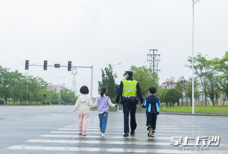 6.五一假期,，旅客車(chē)流增多,，永安交警中隊(duì)執(zhí)勤交警手牽著手，護(hù)送“小游客”們走過(guò)人行道,，為廣大群眾安全出行保駕護(hù)航,。