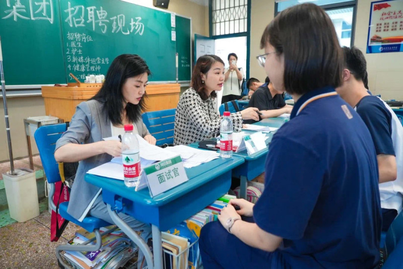 長郡中學校園模擬招聘會,，以家長為橋梁，拉近了學生與社會的距離,。