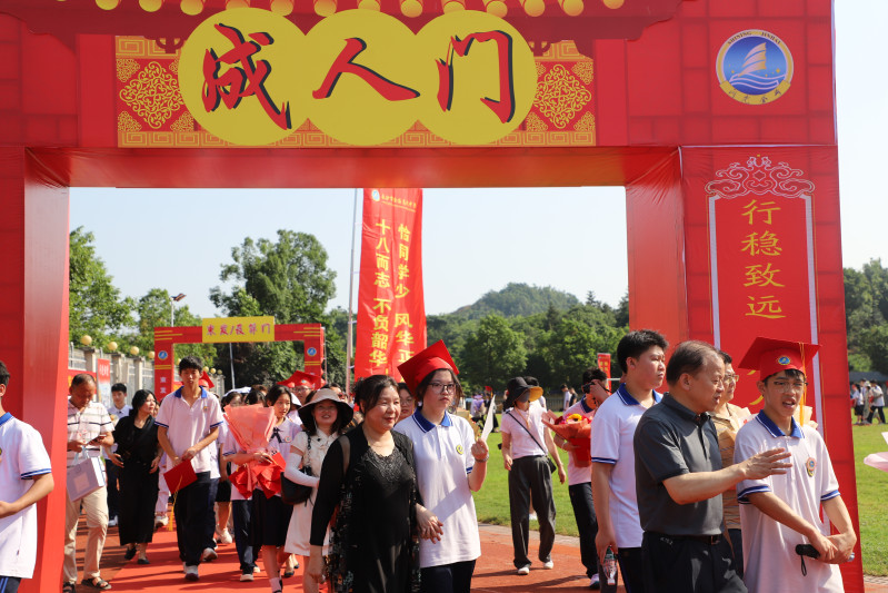 今日一場主題為“感恩立志勇?lián)敚啻褐舾拔磥怼钡某扇硕Y暨初高融合拔尖人才培養(yǎng)展示活動,，在長沙市金海高級中學舉行,。長沙晚報通訊員 韋群 攝