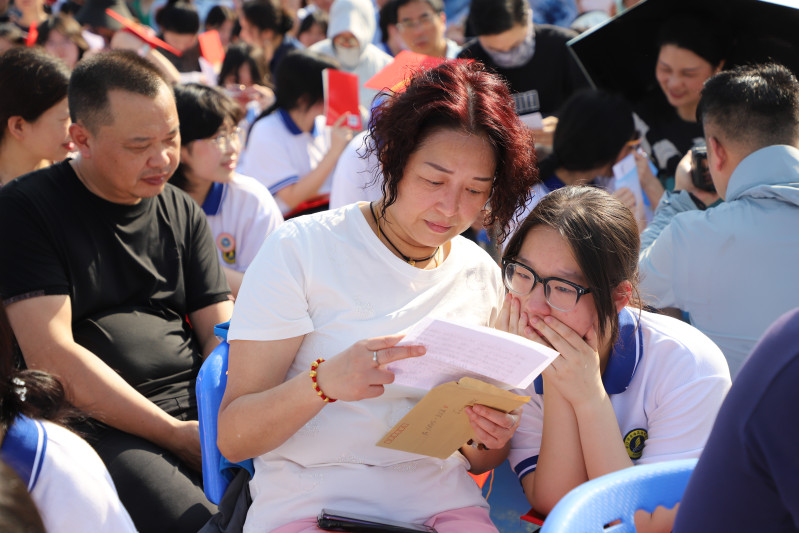 母女互讀家書，場景溫馨,。