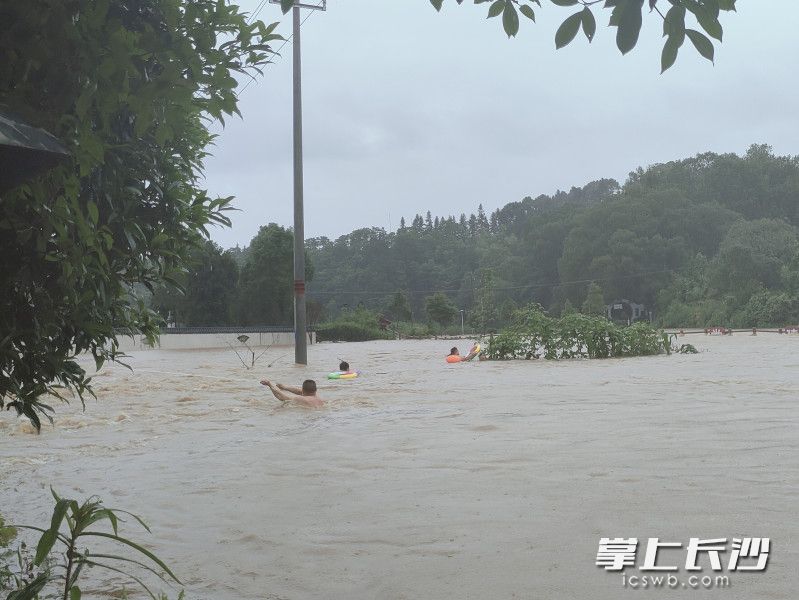 三人跳進(jìn)湍急河流,，救援落水者。  受訪者供圖