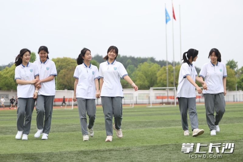 快樂的校園，幫助學(xué)生發(fā)現(xiàn)自我,、喚醒自我,、成就自我。