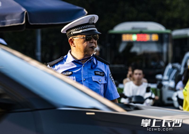 交警陳萬(wàn)江在指揮交通。  均為通訊員供圖