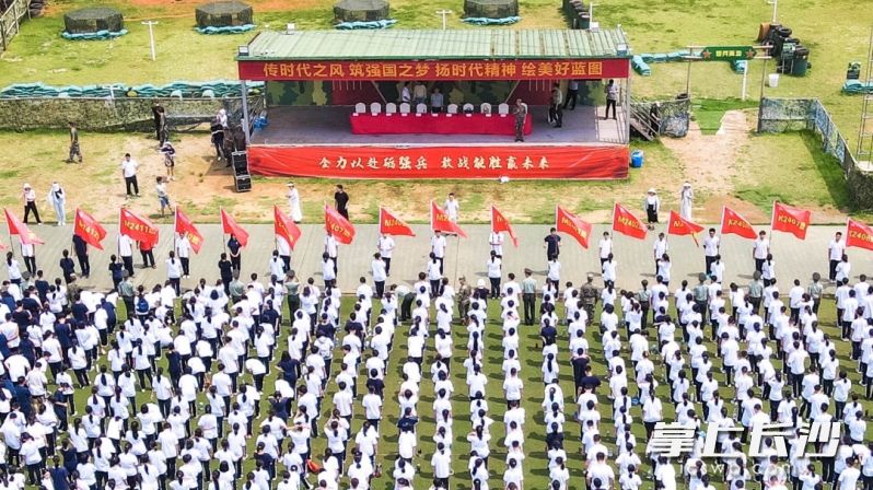 8月16日上午,，長沙市第十一中學(xué)學(xué)子們在湖南軍聯(lián)全民國防教育基地進(jìn)行軍訓(xùn),。 均為學(xué)校供圖