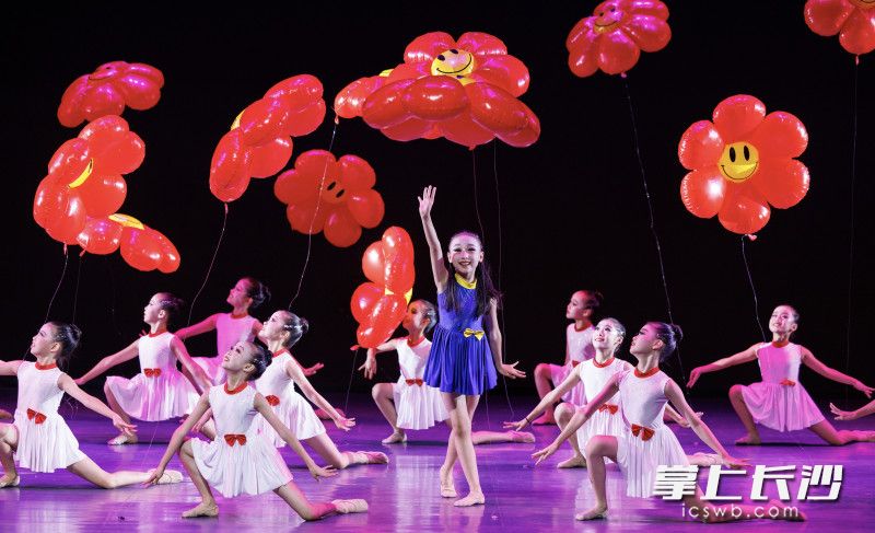 長(zhǎng)沙市少年宮孩子們表演的《送你一朵小紅花》。