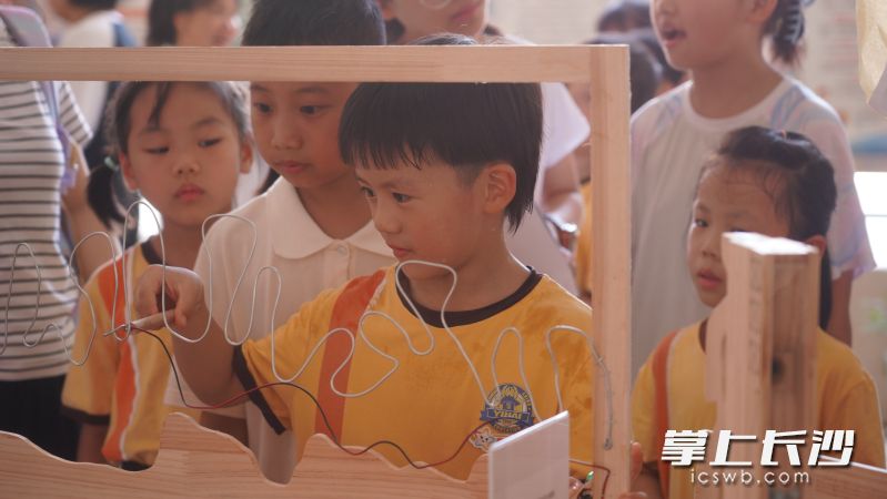 同學(xué)們在游園活動中進(jìn)行各種體驗。