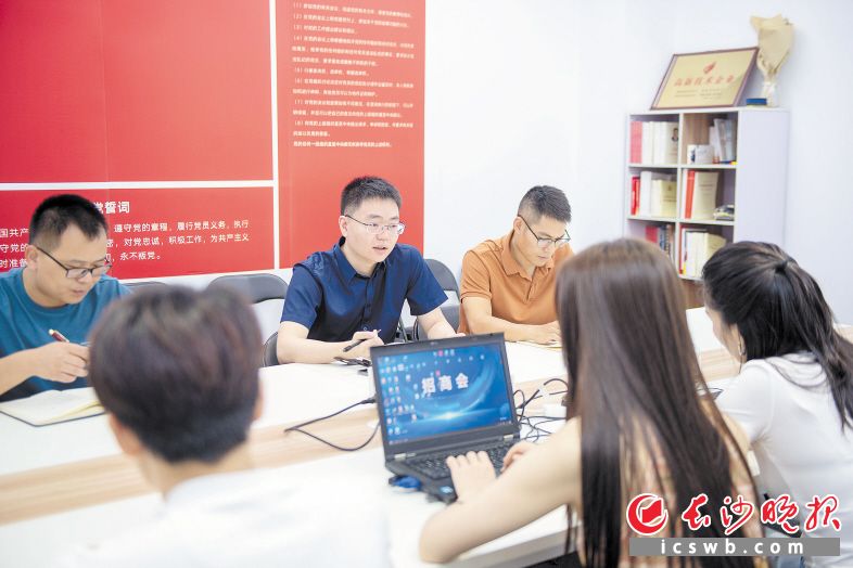 公司大部分員工是初出茅廬的大學(xué)生,，已有10多名員工拿到了公司的期權(quán)。這是劉葉煥（穿藍(lán)衣者）與團(tuán)隊交流討論,。長沙晚報全媒體記者 郭雨滴 攝