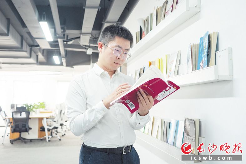 胡含兵在公司里設(shè)置了閱讀區(qū)域,，經(jīng)常翻閱書籍汲取能量,。 長沙晚報(bào)全媒體記者 何文瑞 攝