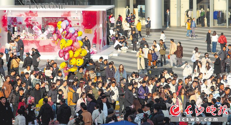 　　2月4日是春節(jié)假期最后一天,，在五一商圈逛街打卡嘗美食的市民游客絡繹不絕,。長沙晚報全媒體記者 賀文兵 攝