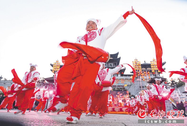 　　銅官窯國(guó)風(fēng)樂(lè)園里的陜西腰鼓表演,，把年味拉滿(mǎn)。長(zhǎng)沙晚報(bào)全媒體記者 鄒麟 攝