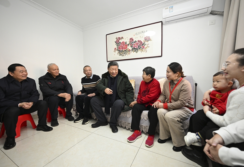 2025年1月23日上午，習(xí)近平總書記在遼寧沈陽大東區(qū)長安街道長安小區(qū)考察時,，走進居民郎素蘭家中看望,。