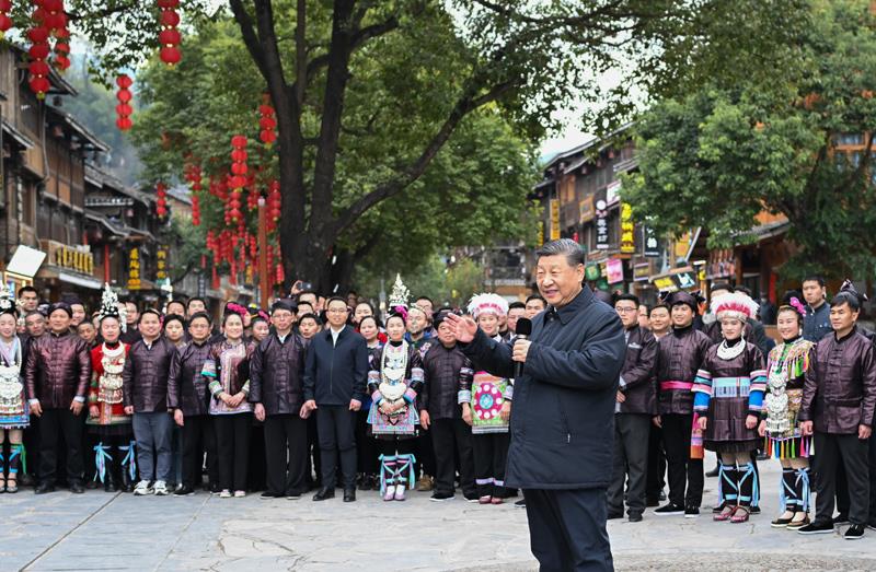 △今年3月17日,，在貴州肇興侗寨考察時(shí)，習(xí)近平總書記同村民們親切交流,。