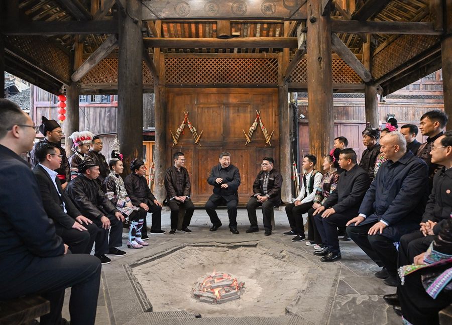 3月17日至18日,，中共中央總書記,、國(guó)家主席、中央軍委主席習(xí)近平在貴州考察,。這是17日下午,，習(xí)近平在黔東南州黎平縣肇興侗寨考察時(shí)，在信團(tuán)鼓樓同村干部和村民代表圍坐在火塘邊,，共話鄉(xiāng)村全面振興,。新華社記者 謝環(huán)馳 攝