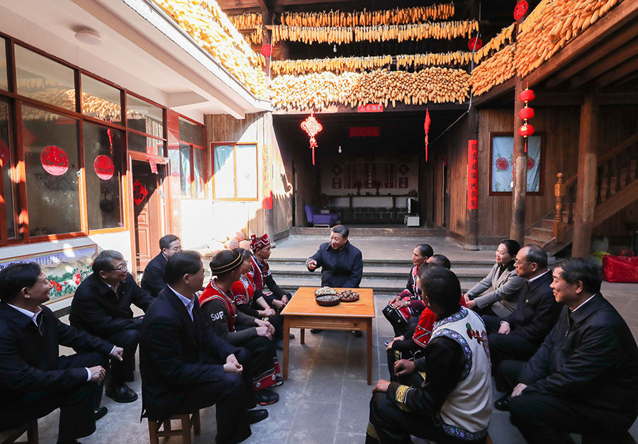 2020年1月19日下午,，習(xí)近平來到騰沖市清水鄉(xiāng)三家村中寨司莫拉佤族村看望鄉(xiāng)親們,，走進(jìn)村民家中了解脫貧攻堅(jiān)情況,，并向大家送上新春祝福。新華社記者 鞠鵬 攝