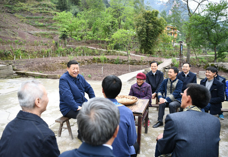 2019年4月15日，習(xí)近平在重慶市石柱土家族自治縣中益鄉(xiāng)華溪村村民,、老黨員馬培清家中,，同村民代表、扶貧干部圍坐院中,，共話脫貧攻堅(jiān),。新華社記者 謝環(huán)馳 攝