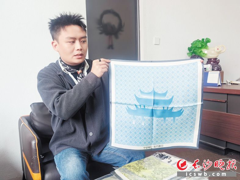 朱帆展示公司開發(fā)生產(chǎn)的“寧造物”文創(chuàng)產(chǎn)品——絲巾。 長沙晚報記者 匡小娟 攝