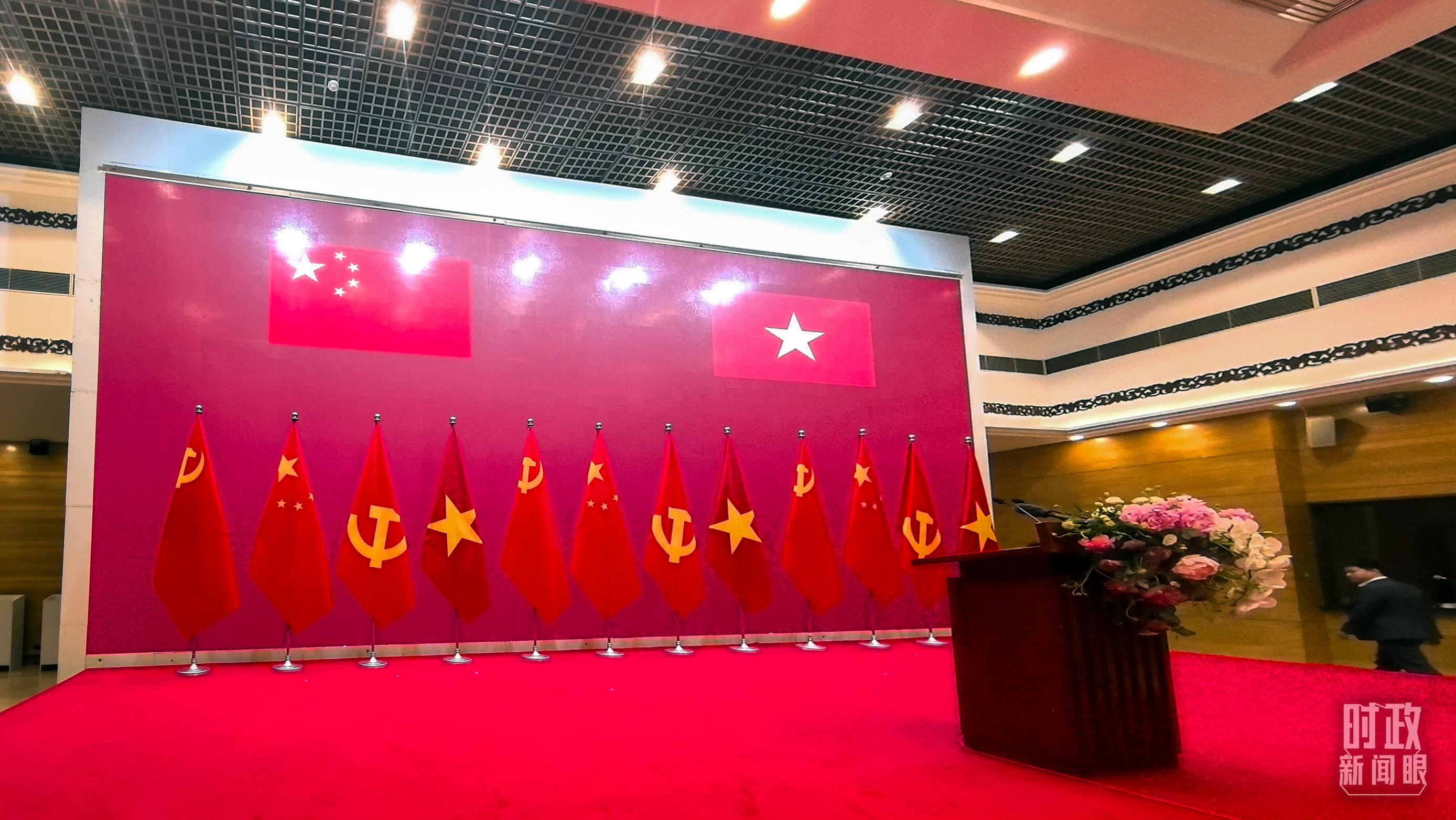 △ 中越人民大聯(lián)歡活動開場前。（總臺央視記者鄂介甫拍攝）