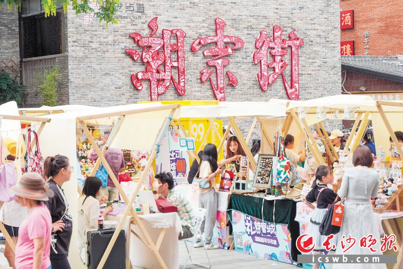 Photo by Liu Xiaoming from Changsha Evening News.