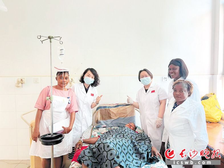 完成一場艱難的大子宮切除手術(shù)后，胡彬（左二）與同事們看望恢復(fù)中的患者,?！　∈茉L者供圖