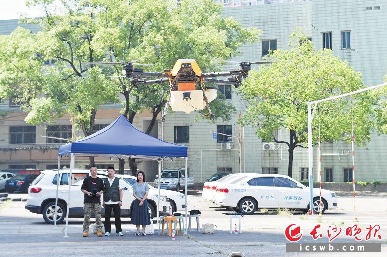 　　13日下午,，長沙交投龍驤技校內(nèi)，無人機教員楊安（中）帶領學員們練習無人機的操作,。長沙晚報全媒體記者 王志偉 攝